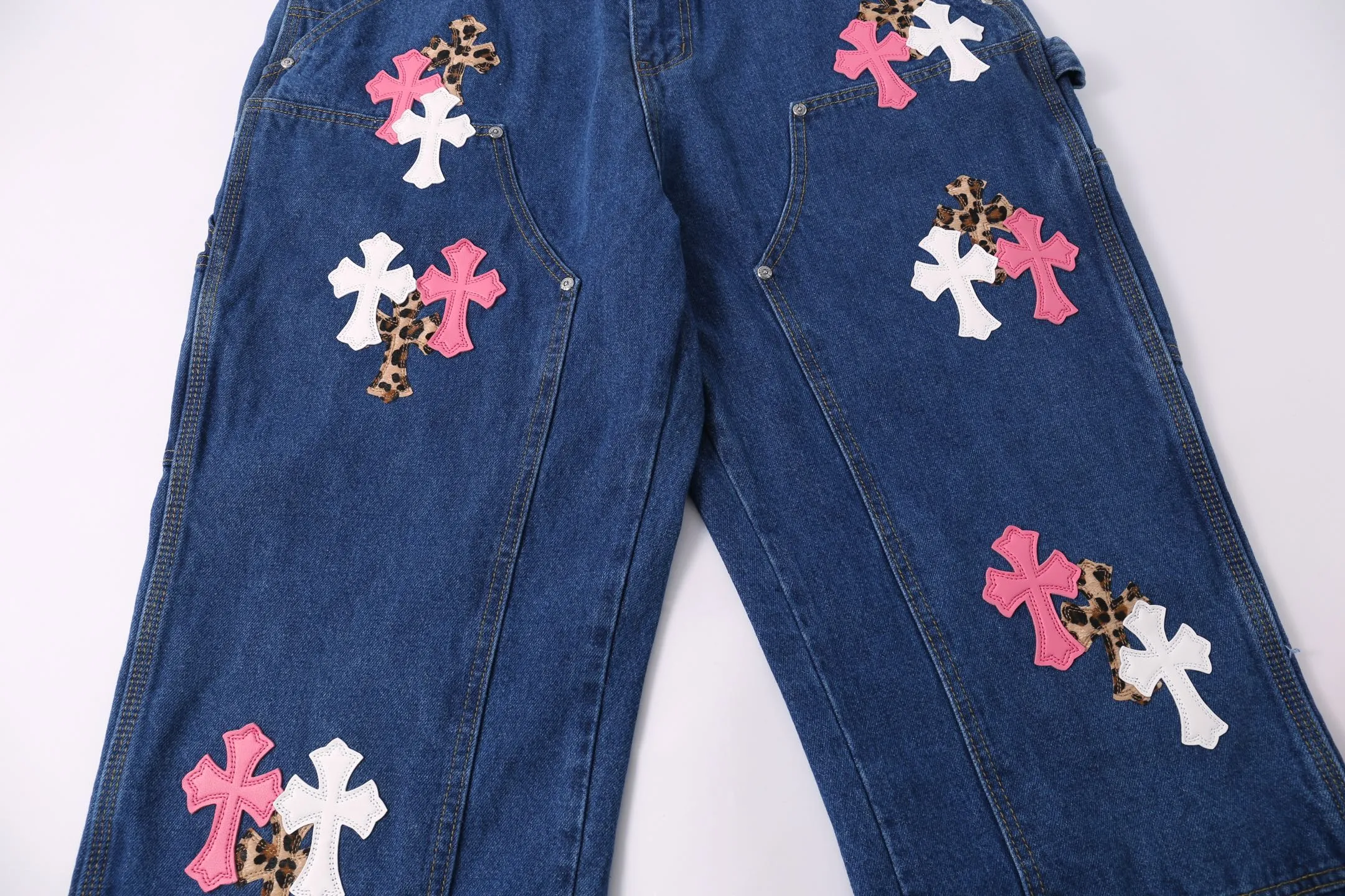 P280 Style number: H891 Croxin & 𝐂𝐡𝐫𝐨𝐦𝐞 𝐇𝐞𝐚𝐫𝐭 ss25 limited edition white pink leopard print and leather imitation wood trousers jeans. Styles with different washed textures are very friendly to people with thin legs. The slightly flared version perfectly modifies the leg shape. The timeless and moderate length makes it easy to match and match. It is the basis for various styles and is a must-have in your wardrobe! The fabric is stiff but also makes the upper body soft without losing texture. The washing process is even more perfect. It is a must-have item for everyone! ! ! Washed wheat, hang tag, pants label, three labels complete Color: blue Size: 28-30-32-34-36
